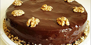 bolo-de-chocolate-com-cobertura-e-decorado-com-nozes
