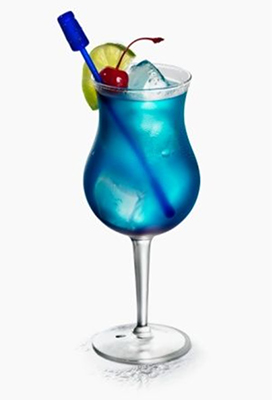 drink-lagoa-azul-num-copo-de-pé