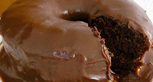 receita-fácil-de-bolo-de-chocolate-com-cobertura-deliciosa